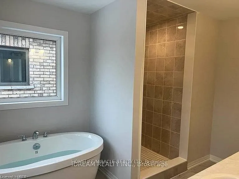 28 Crossmore Cres — Photo 3