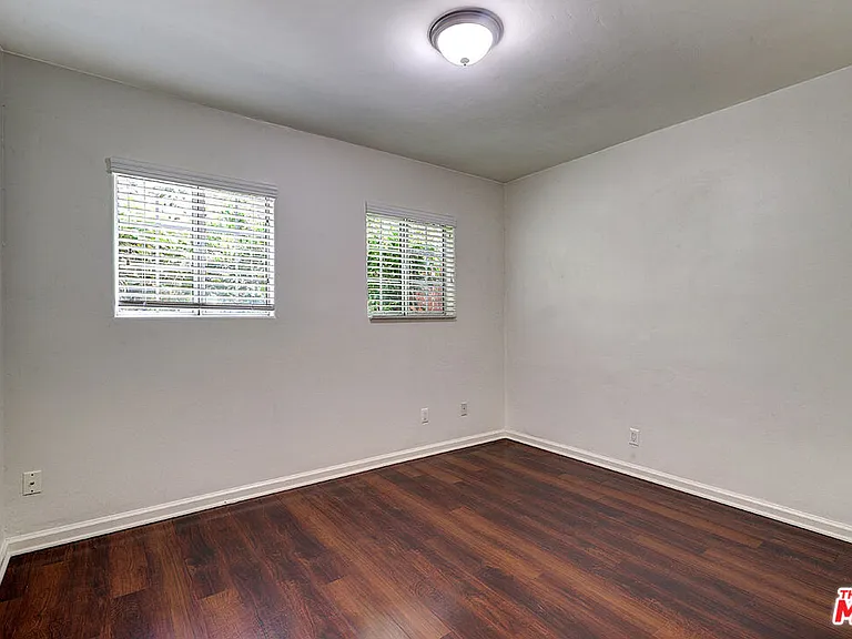 15601 Morrison St — Photo 8