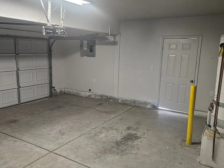 618 E C St — Photo 2