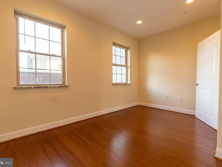 235 W Jefferson St — Photo 25