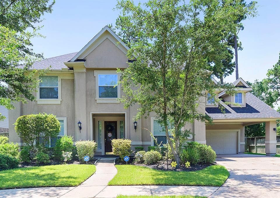 12023 Via Palazzo located at the end of a short cul-de-sac street and next to a green belt! 4/3.5/3 stucco home with covered bac