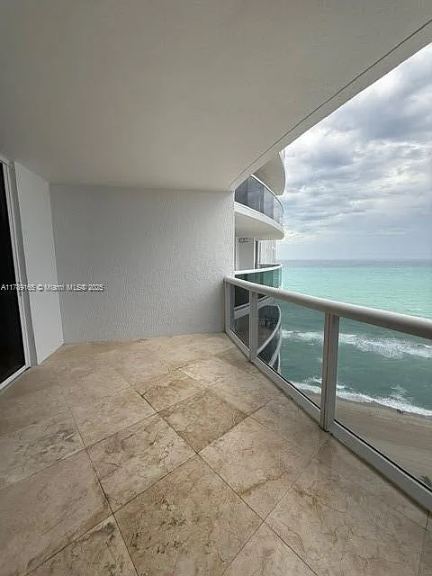 Building Photo - 18911 Collins Ave #2804