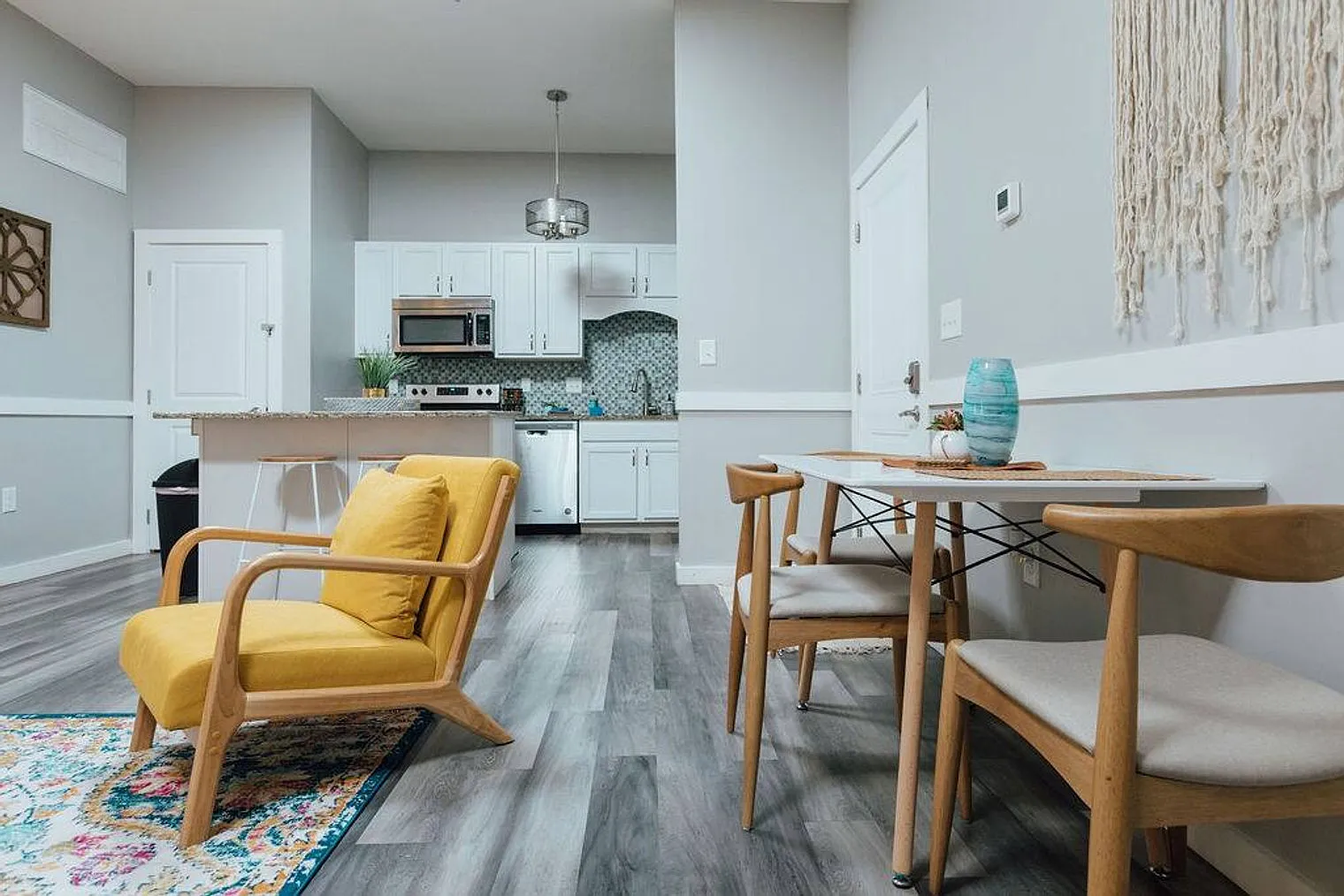1 bed, 1.0 bath, 592 sqft, $2,599 — Photo 2