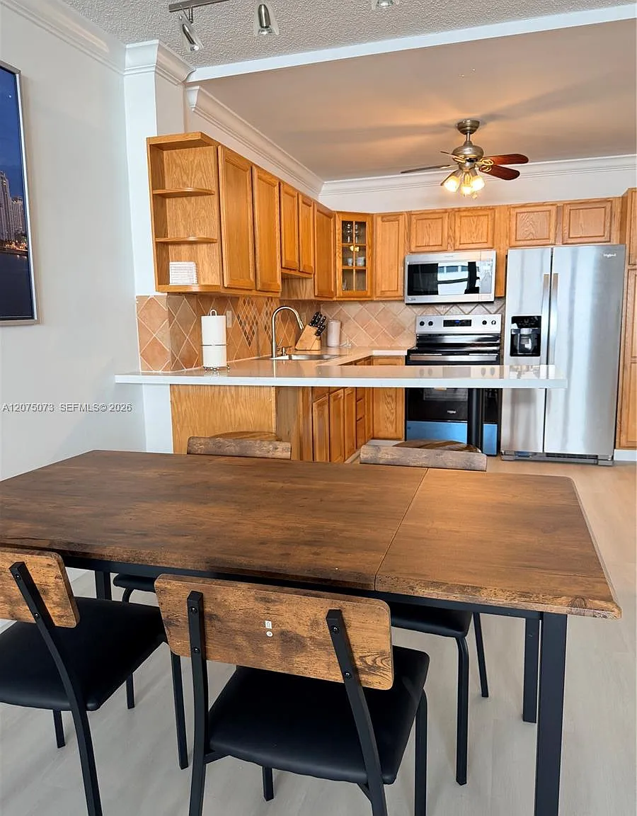 Sea Air Towers Condo — Photo 2