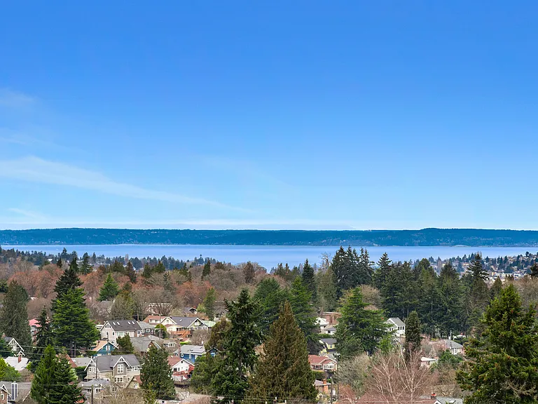 Gables Queen Anne — Photo 34