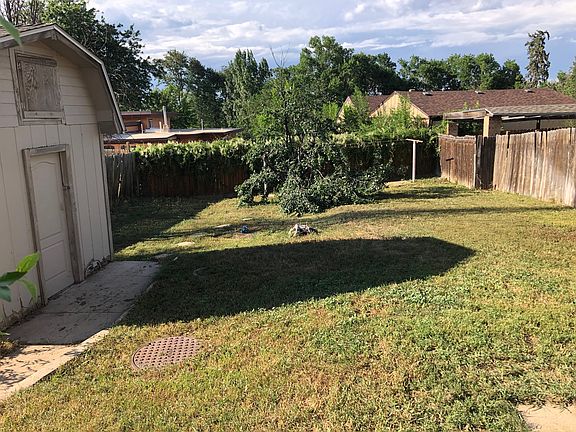 Private yard with privacy fence perfect for the backyard family fun. Add a garden and enjoy fresh food from the garden!