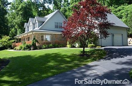 Appoaching Garage
						:
						beautifully landscaped lawn