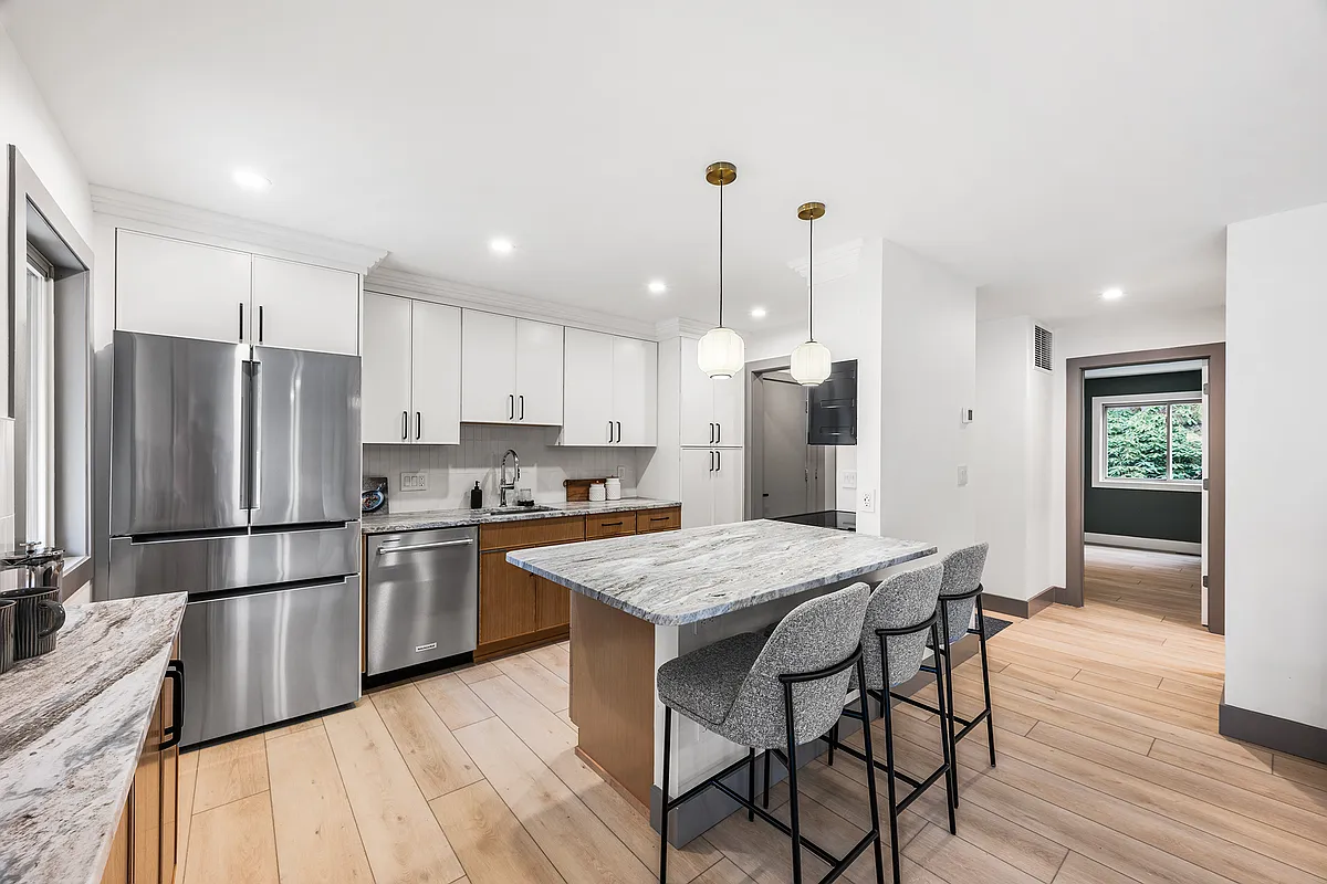 Kitchen w/ Granite Countertops, High-End Appliances - 9 Carriage Dr