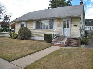 182 Princess St, Hicksville, NY 11801