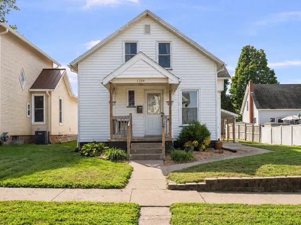 1304 Smalley St, Muscatine, IA 52761