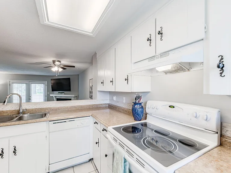 8040 Halsey St — Photo 2