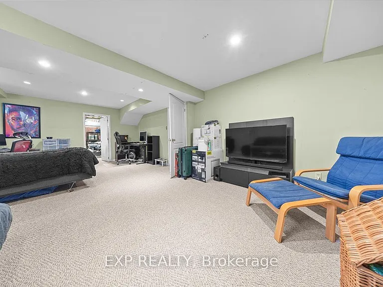 32 Flanders St — Photo 30
