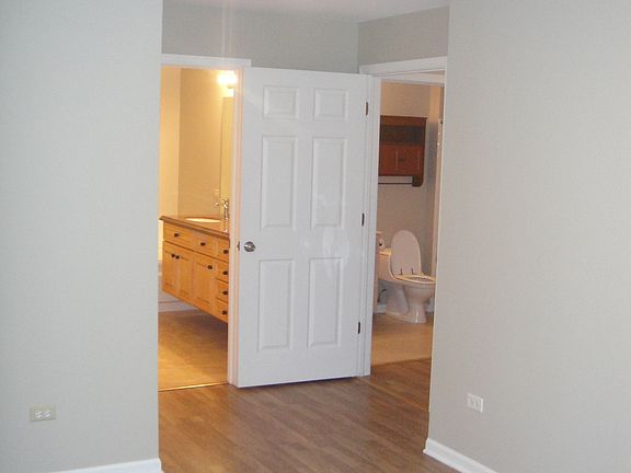 3rd image of 987 Huntington Dr