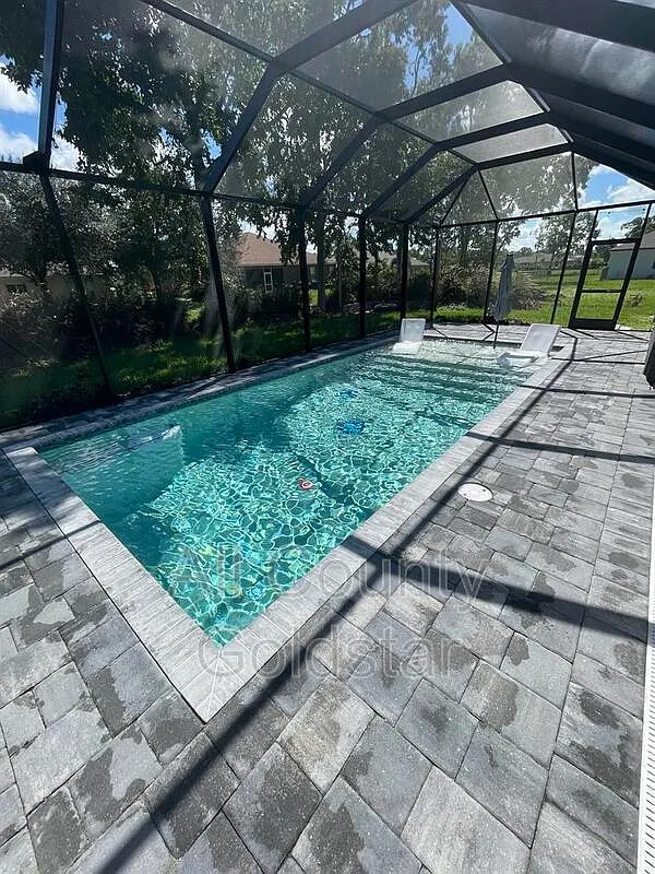 4 bed, 2.0 bath, 2077 sqft, $2,495 — Photo 1