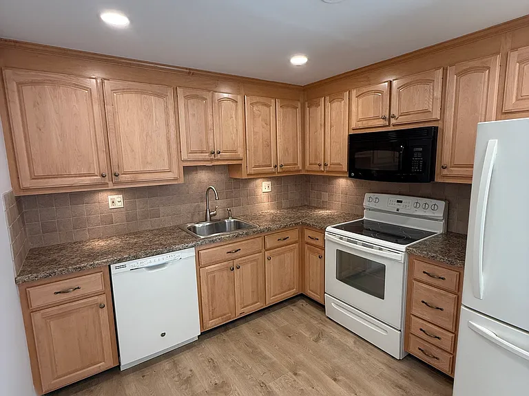 1 Barrington Dr #B — Photo 7