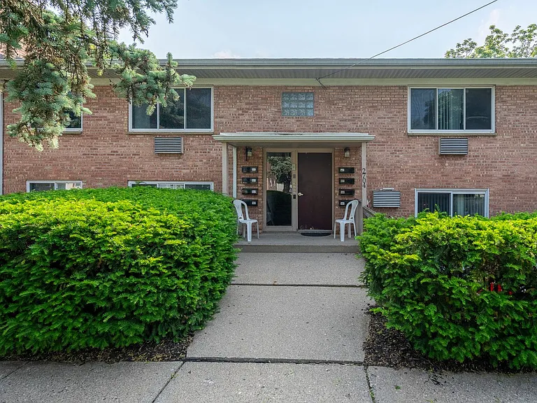 Apartment off 28th and Clyde Park Available — Photo 59