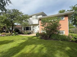 1207 Sherwood Rd, Glenview, IL 60025
