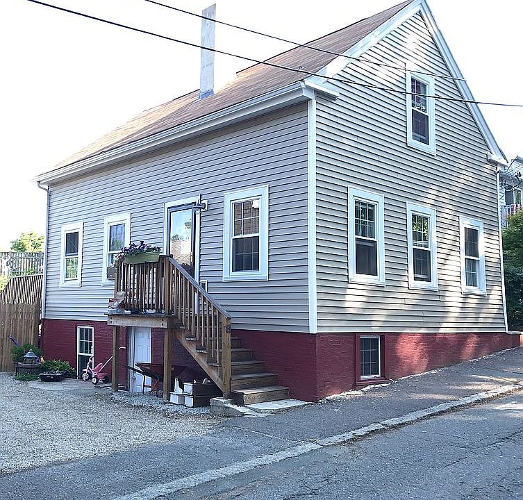 1st image of 8 Woodbury Ct