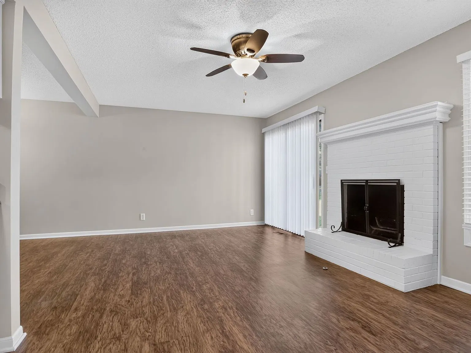 Renovated 2BR Townhome in Indian Creek Park Estates — Photo 3