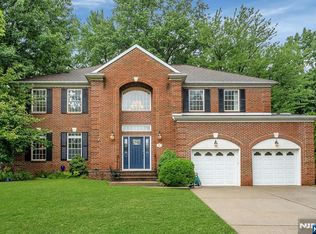 5 Pelican Ct, Paramus, NJ 07652