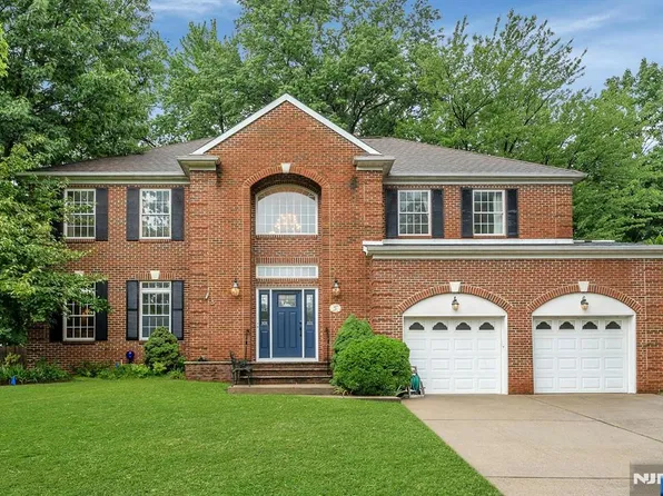 5 Pelican Ct, Paramus, NJ 07652