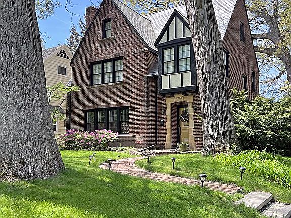 2nd image of 2365 Meadowwood Dr