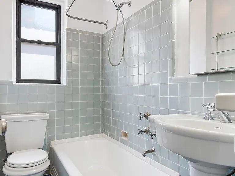 245 E 37th St #3G — Photo 9