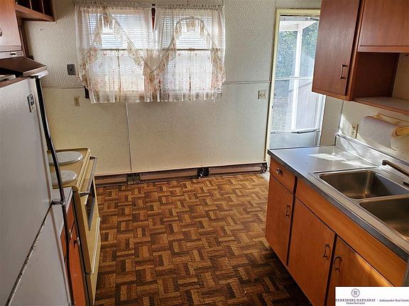 3rd image of 4409 Vernon Ave