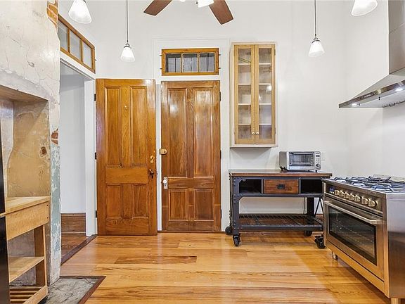 5th image of 1024 Marais St