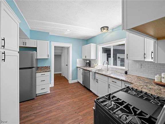 4th image of 674 College St