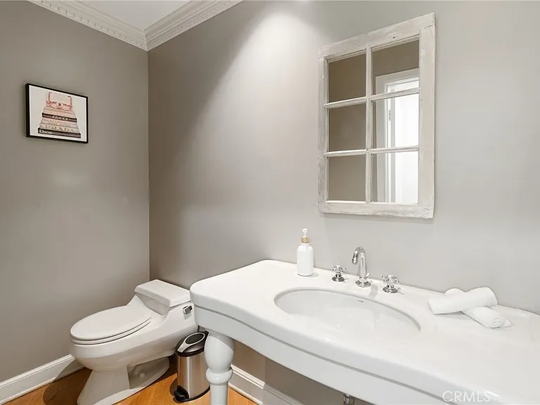1447 N Kings Rd — Photo 29