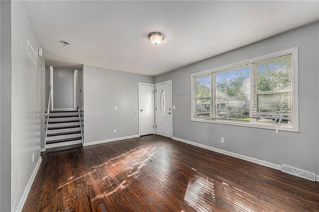 3 bed, 1100 sqft, $1,800 — Photo 2