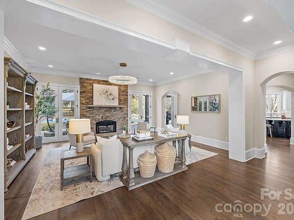 5th image of 252 Milford Cir