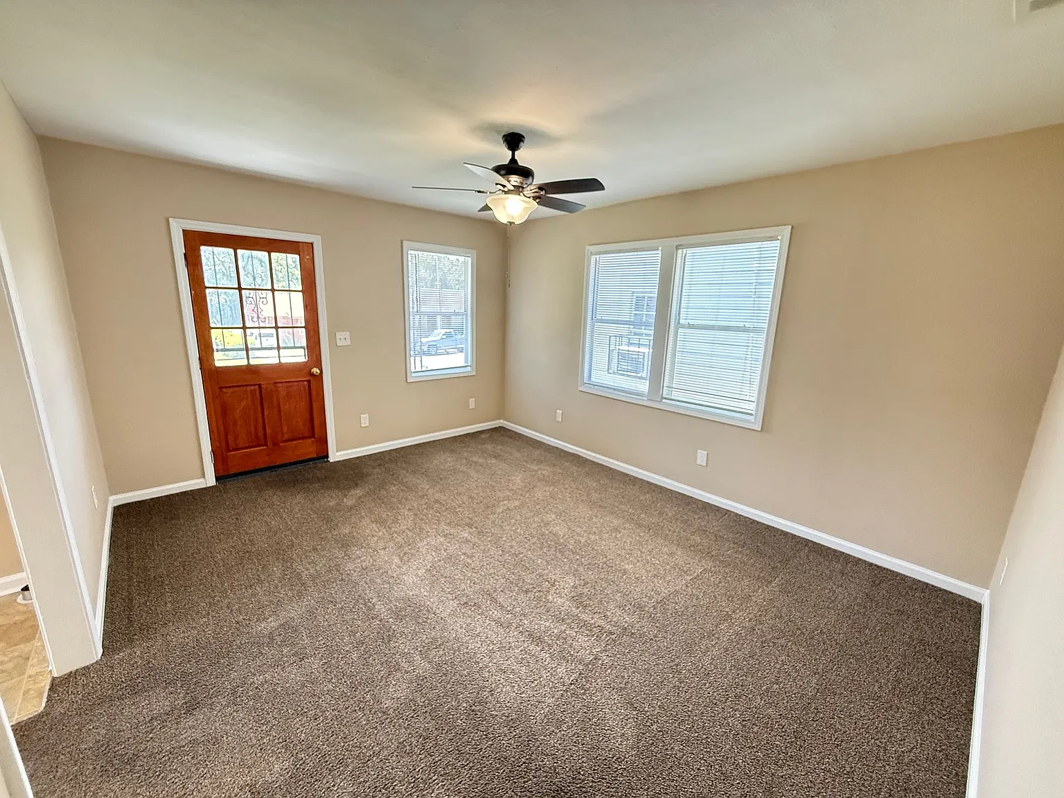 328 W Waldorf Ave — Photo 2