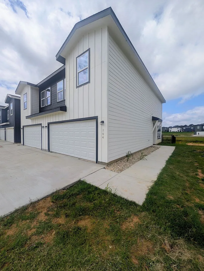 Brand New Duplex in New East Parks Community — Photo 2
