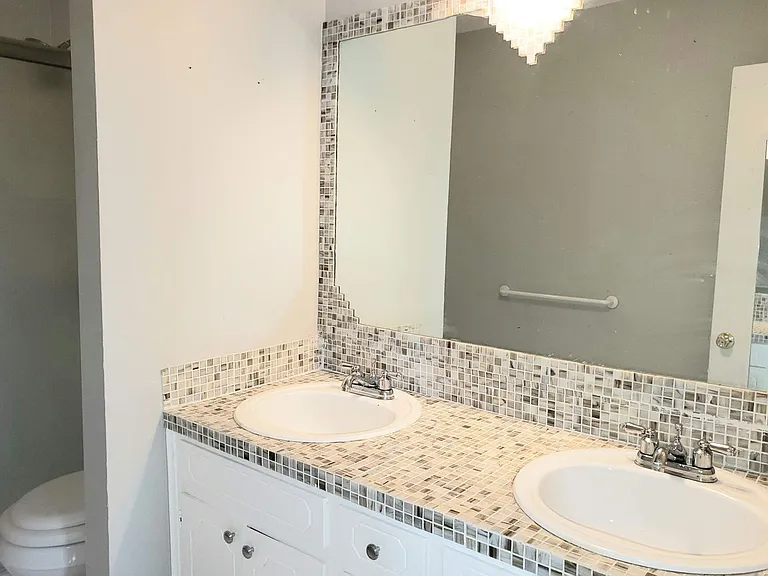 2140 Rexford Rd — Photo 5