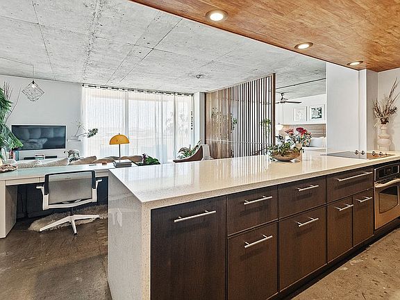 2nd image of 207 W Clarendon Ave Unit 9A