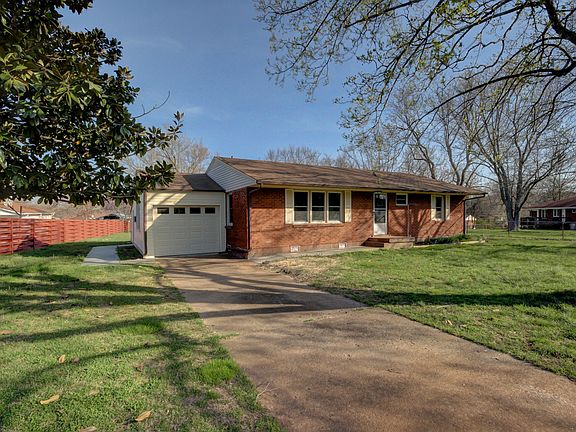 3rd image of 102 Rebecca Ln