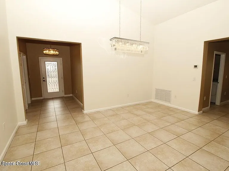 535 Trymore Dr SE — Photo 2