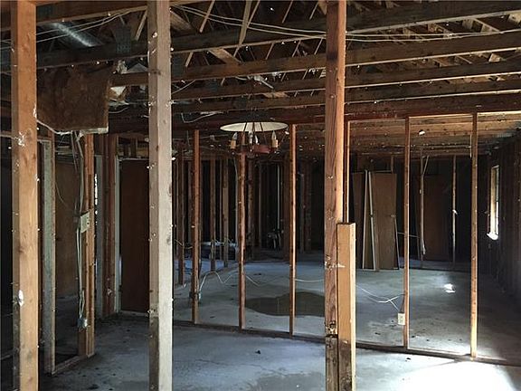 5th image of 860 Beverly Dr