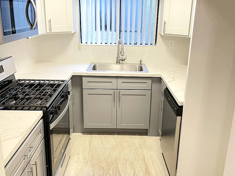 520 W Elk Ave #201 — Photo 1