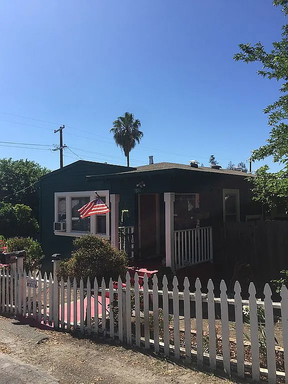 2576 Leslie Ave photo 1