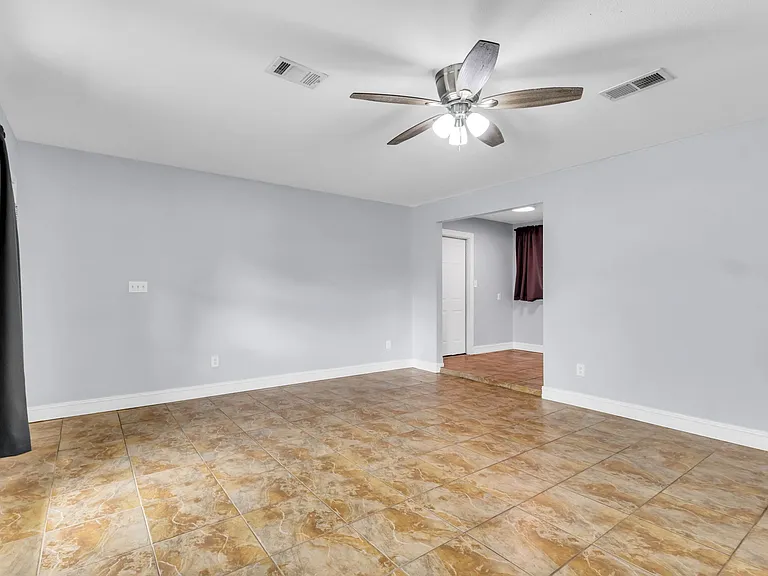 900 Carolina Dr — Photo 9