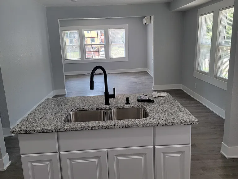 325 Van Brunt Blvd — Photo 7
