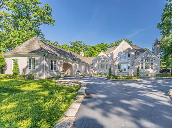 1245 W Summerfield Dr, Lake Forest, IL 60045