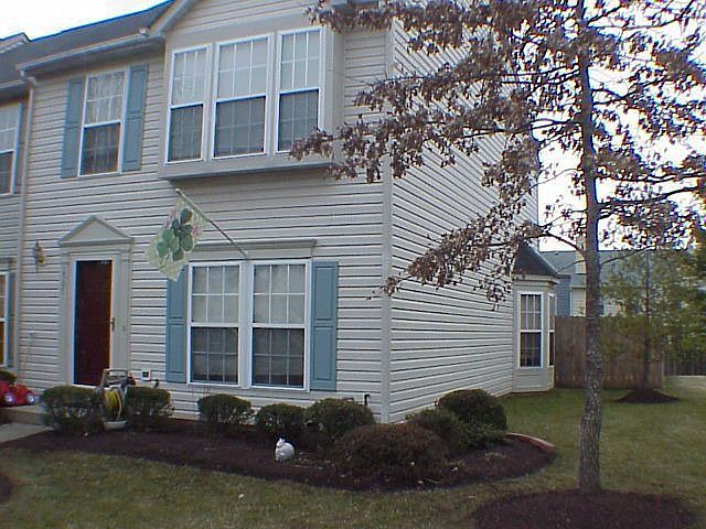 Beautiful end unit is very desirable area of Glen Allen VA