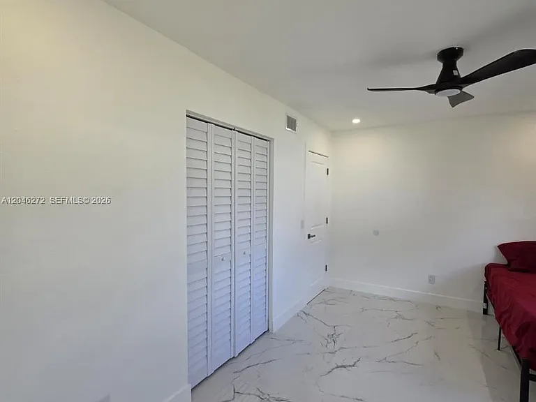 305 SE Airoso Blvd — Photo 42