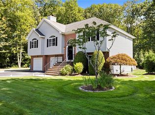 125 Tomahawk Trl, Cranston, RI 02921