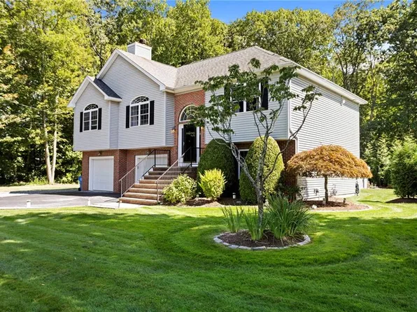 125 Tomahawk Trl, Cranston, RI 02921