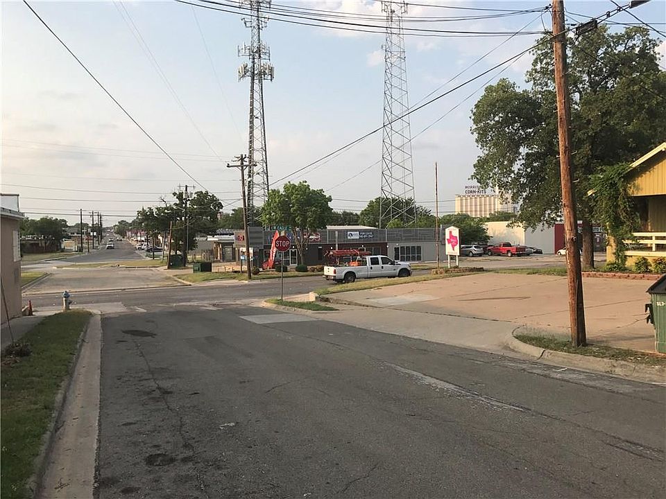 2nd image of 903 S Elm St